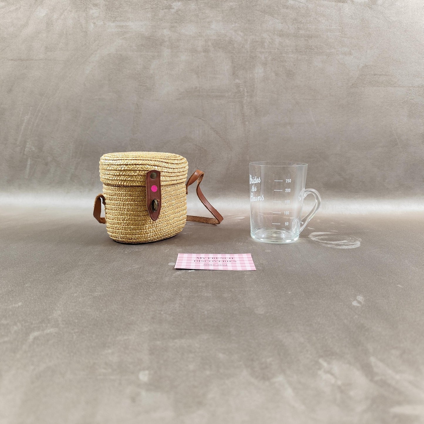 Verre de cure ancien format tasse avec étui en paille et cuir Verre de curiste