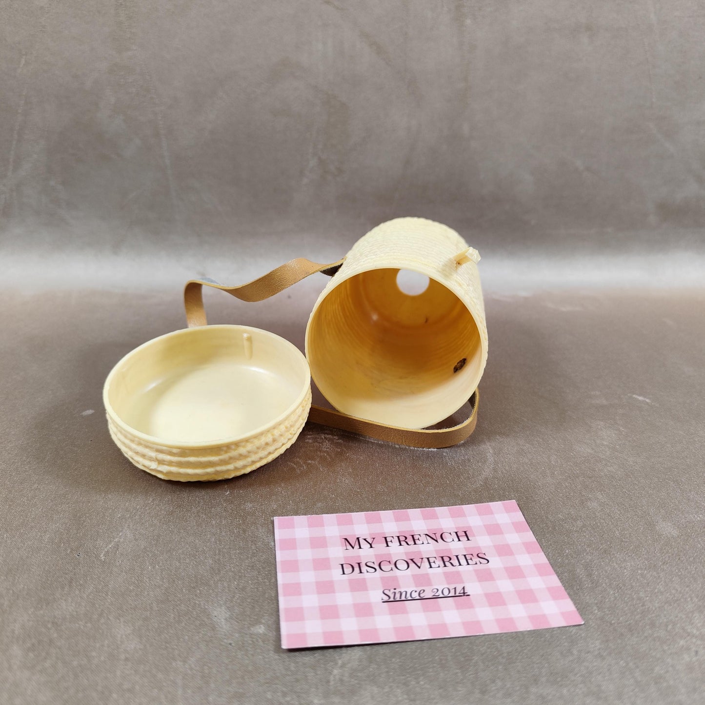 Verre de cure gradué 150 ml avec étui plastique Verre de curiste vintage
