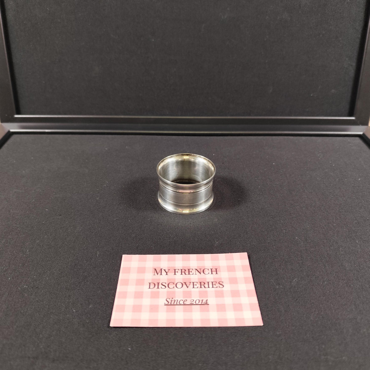 Rond de serviette en métal argenté avec poinçon d'orfèvre  Style classique