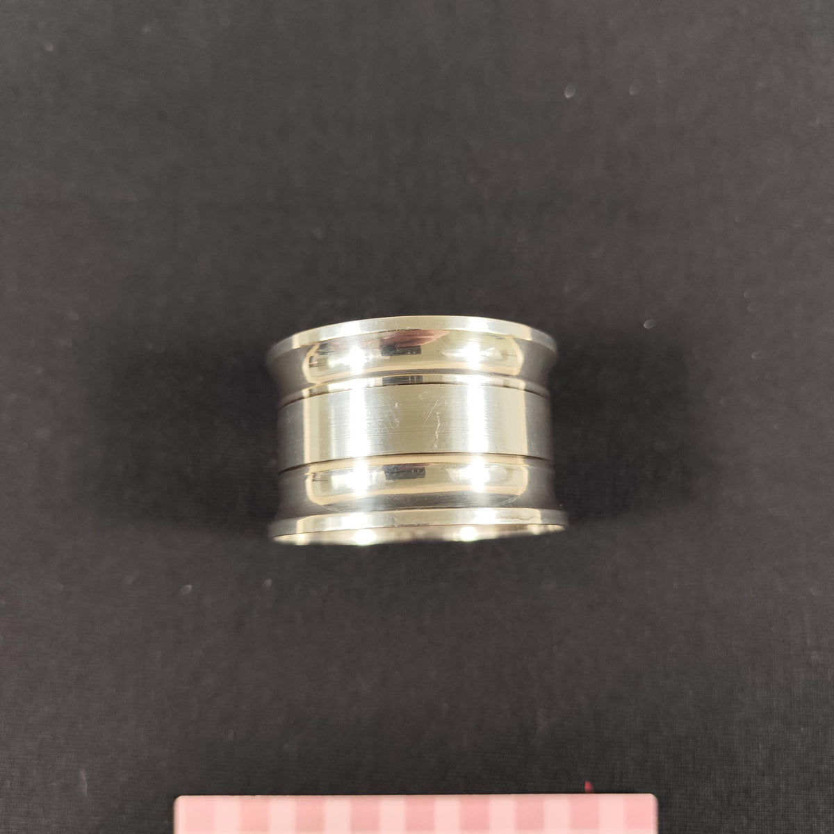 Rond de serviette en métal argenté avec poinçon d'orfèvre  Style classique