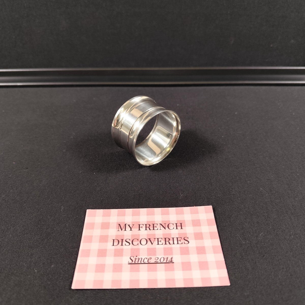 Rond de serviette en métal argenté avec poinçon d'orfèvre  Style classique