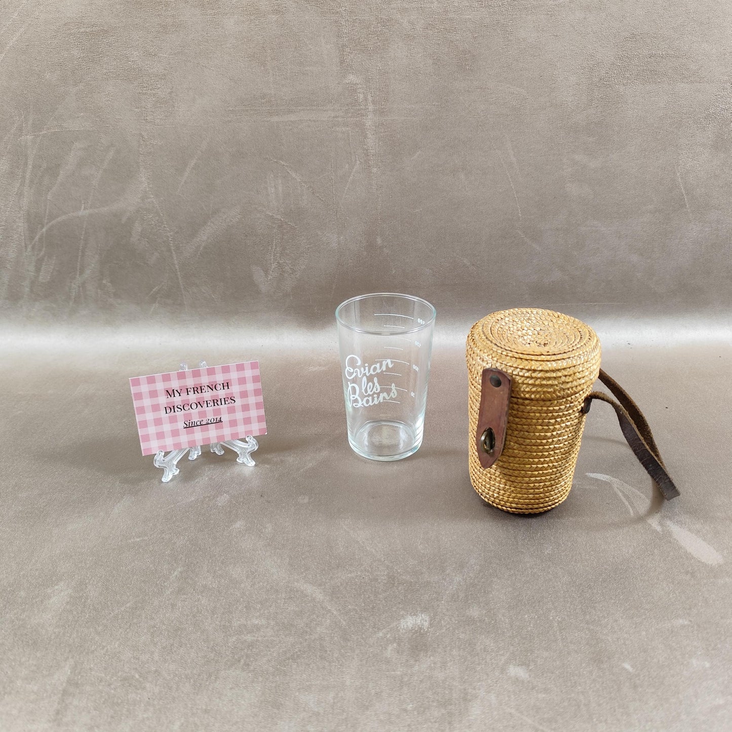Verre de curiste Evian les Bains avec étui en paille Verre gradué Thermalisme
