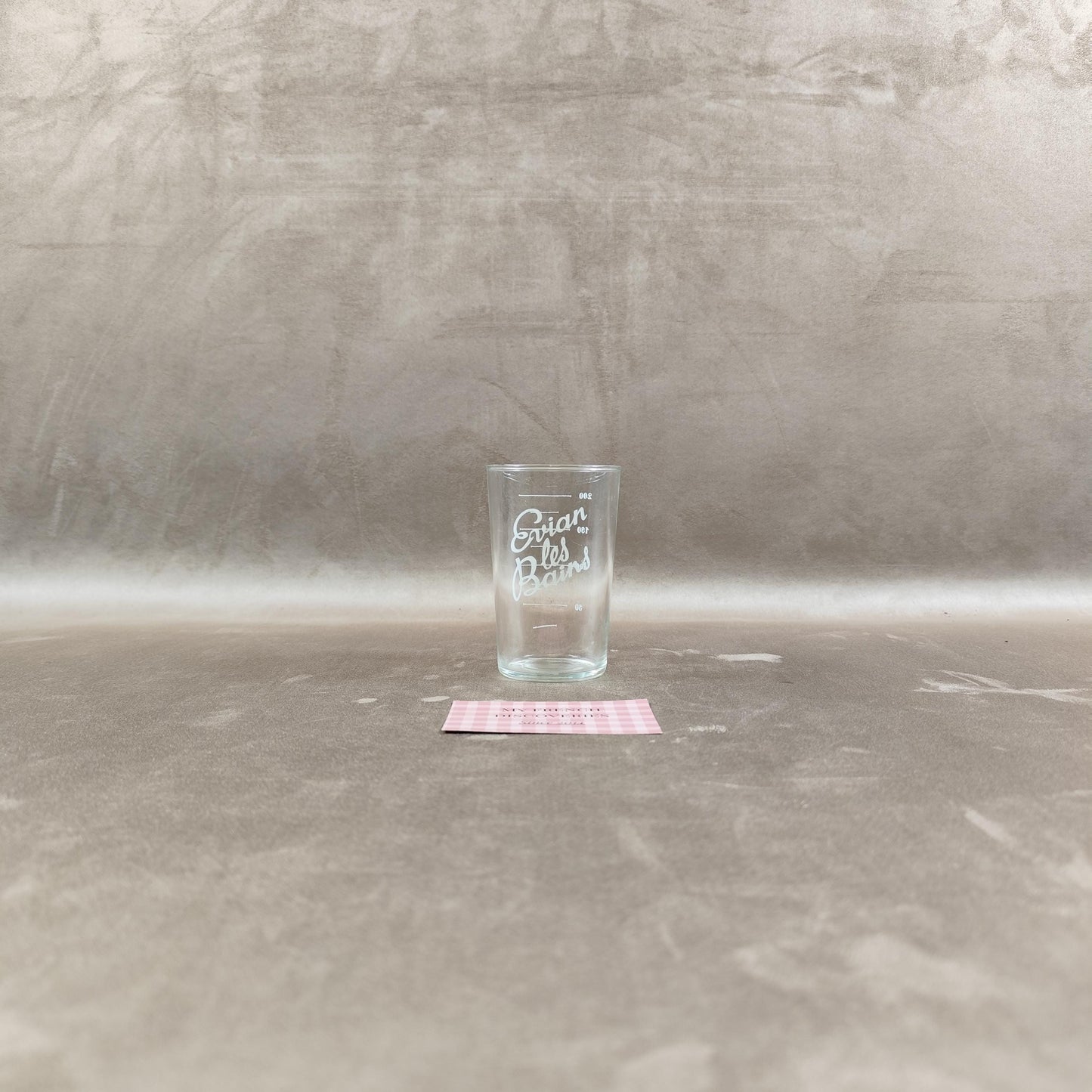 Verre de curiste Evian les Bains avec étui en paille Verre gradué Thermalisme
