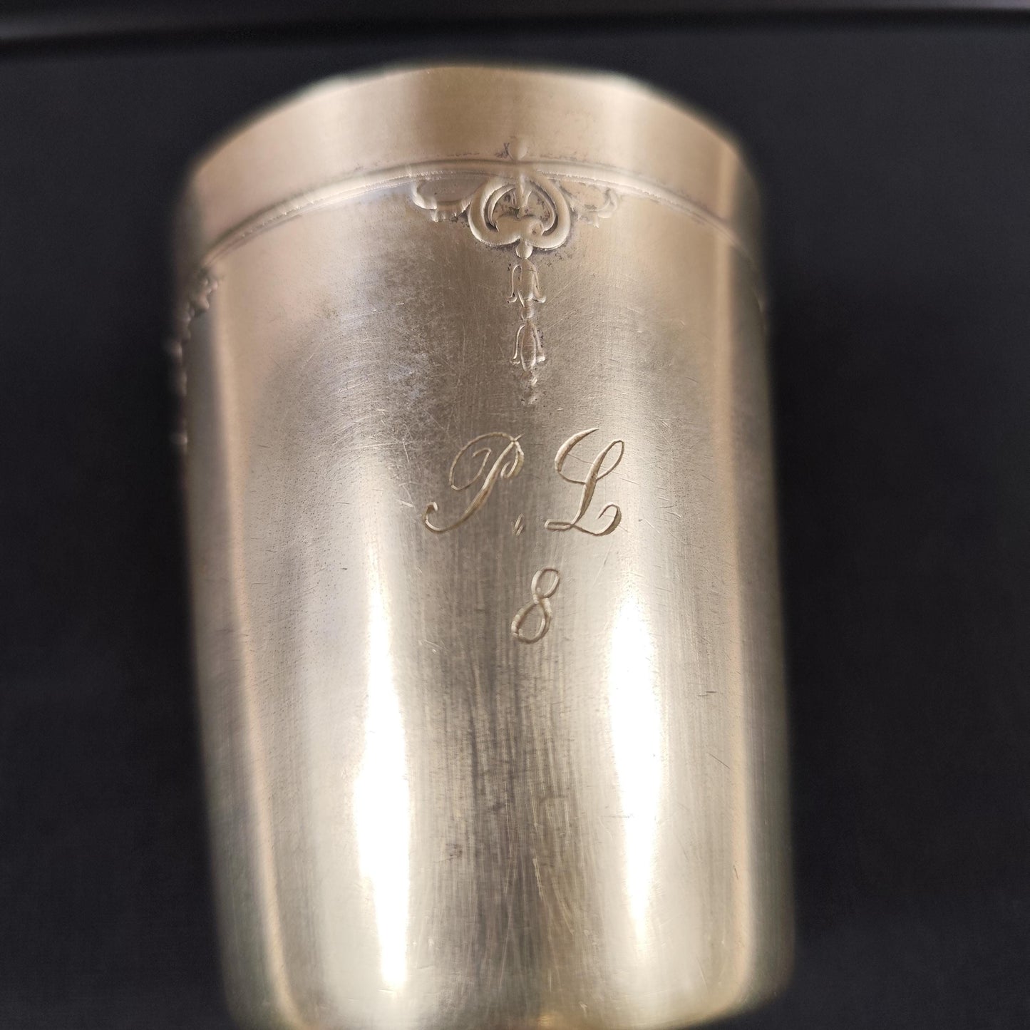 Timbale ancienne en métal argenté Décor gravé et poinçon d'orfèvre