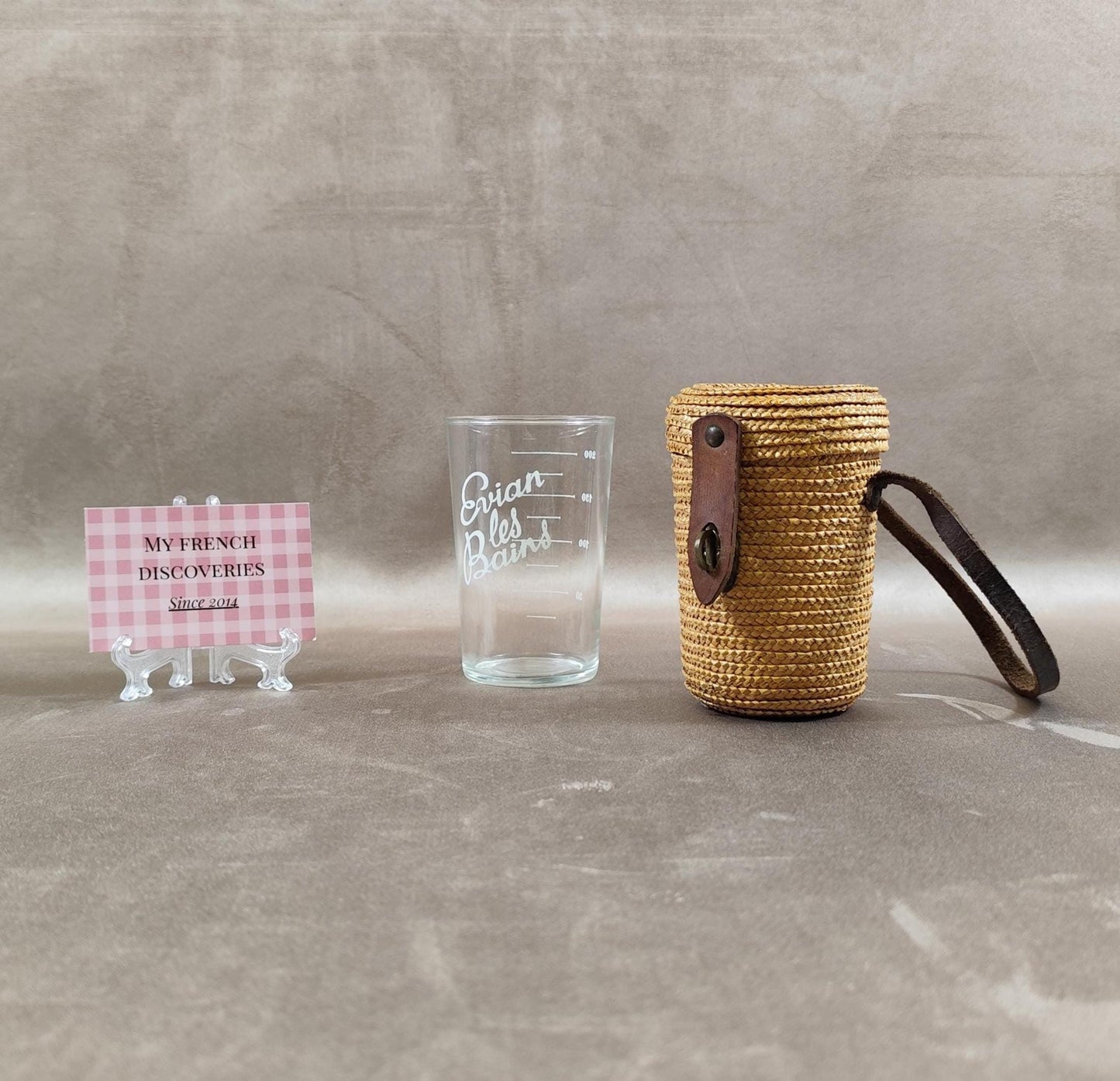 Verre de curiste Evian les Bains avec étui en paille Verre gradué Thermalisme