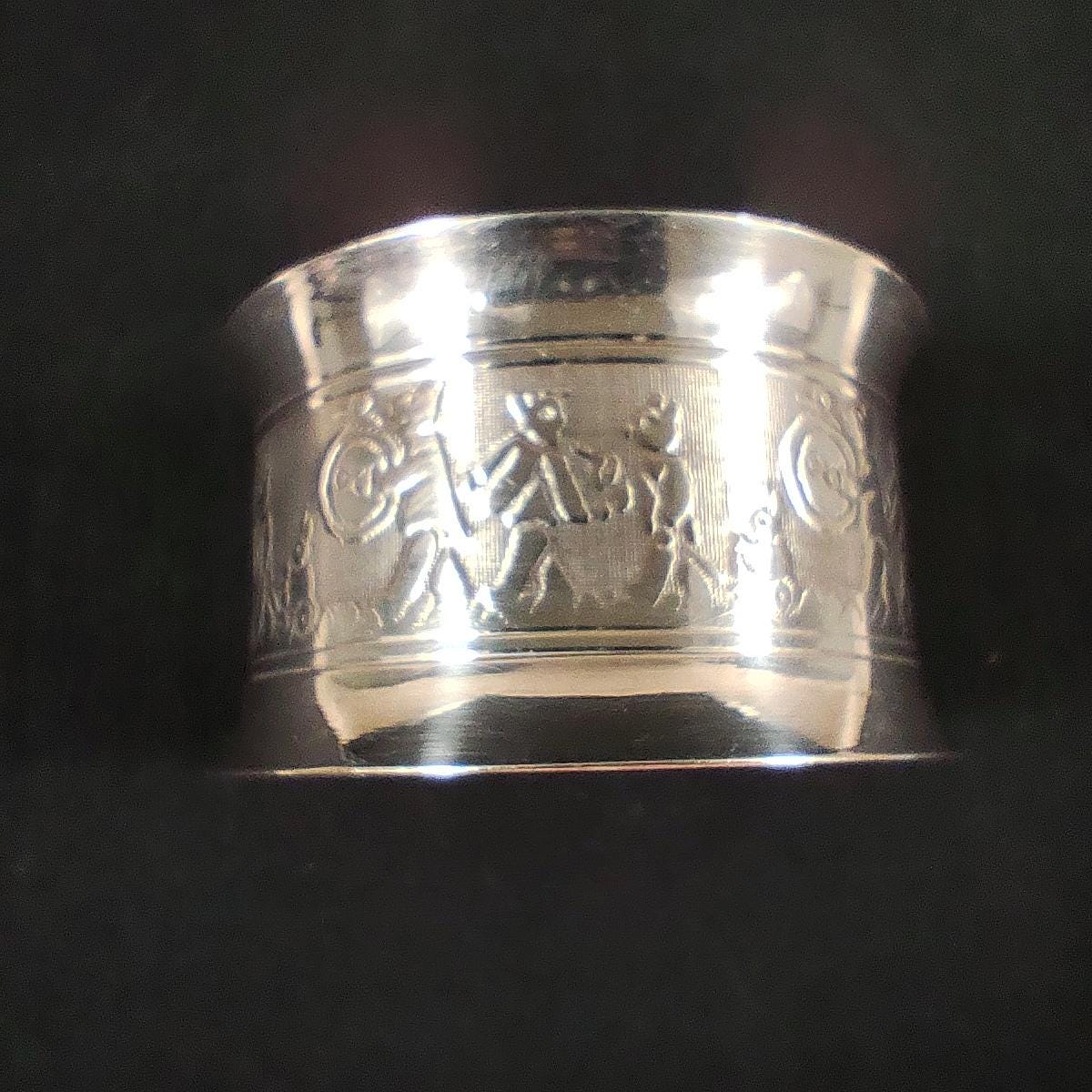 Rond de serviette ancien en métal argenté Décor frise figurative Poinçon d'orfèvre