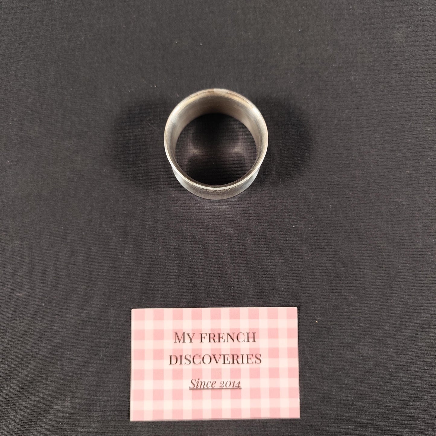Rond de serviette ancien en métal argenté Décor frise figurative Poinçon d'orfèvre