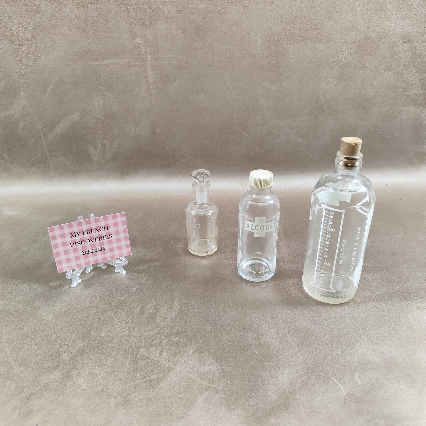 Lot de flacons pharmaceutiques anciens en verre Alcool 90 et doseur gradué