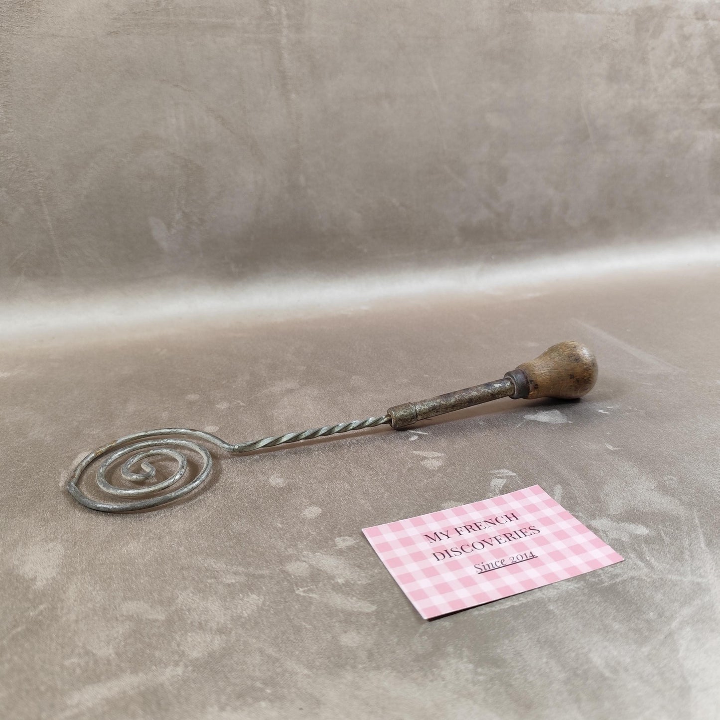 Fouet batteur ancien de cuisine en métal et bois Ustensile de cuisine vintage
