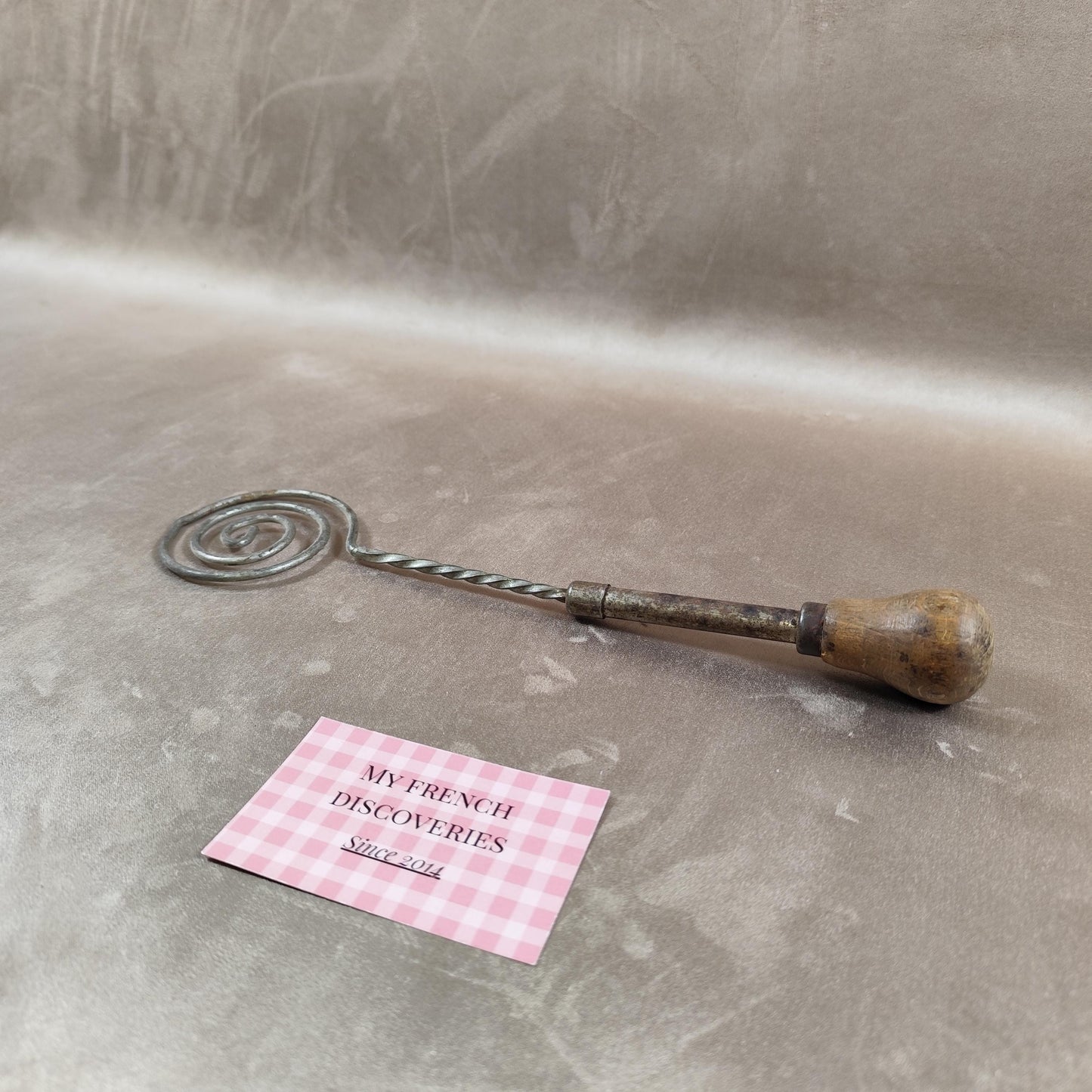 Fouet batteur ancien de cuisine en métal et bois Ustensile de cuisine vintage