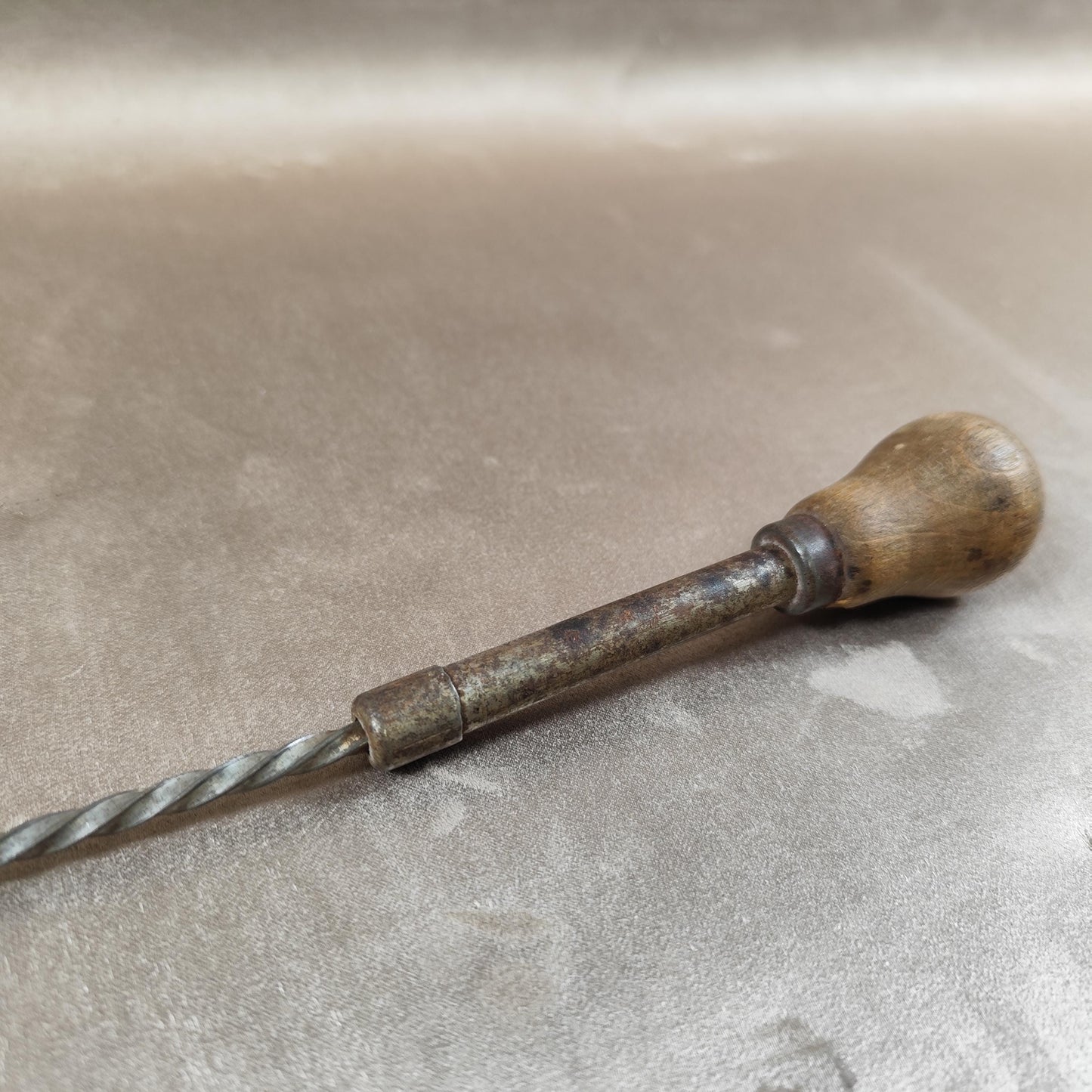 Fouet batteur ancien de cuisine en métal et bois Ustensile de cuisine vintage