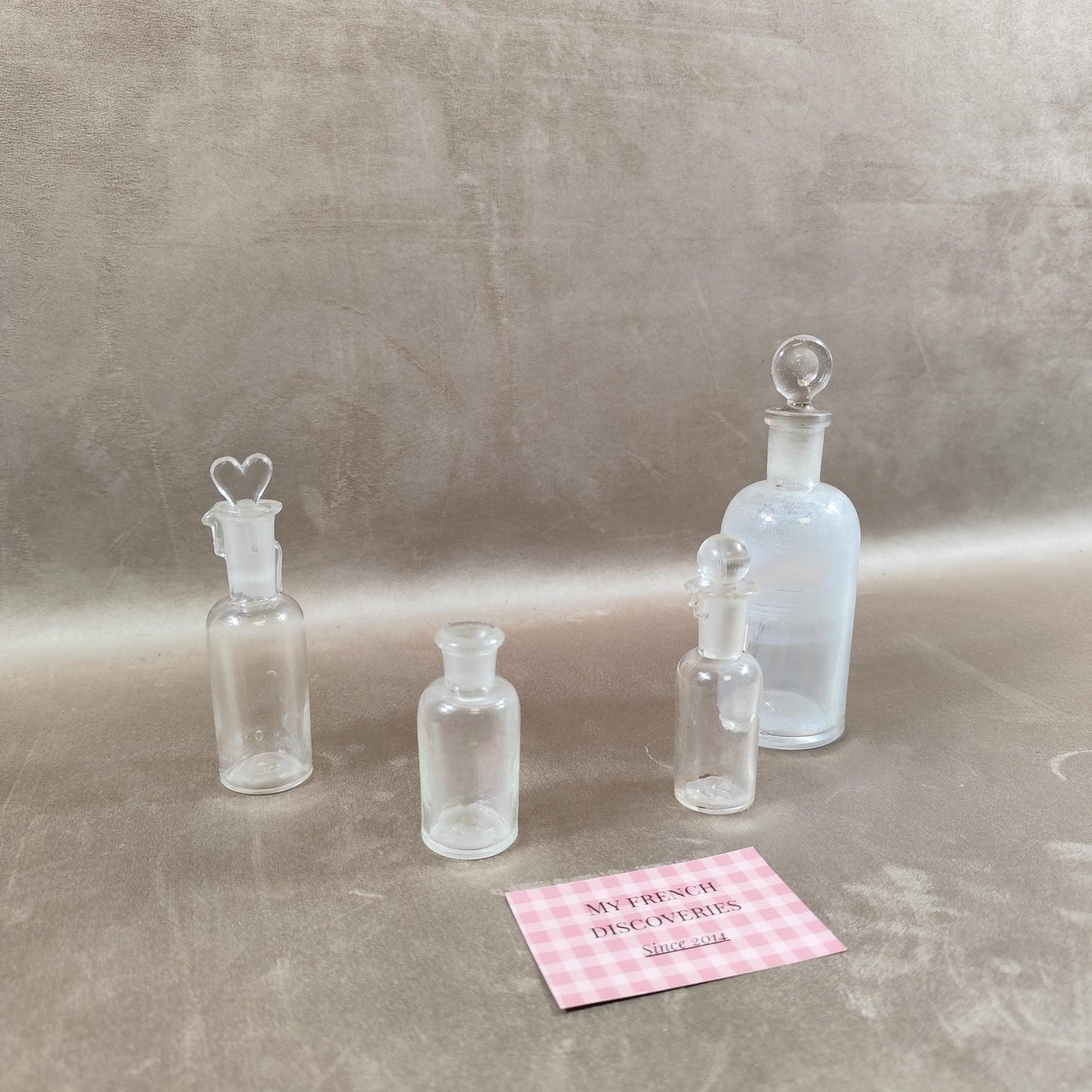 Lot de 4 anciens flacons en verre avec bouchons Apothicaire laboratoire vintage