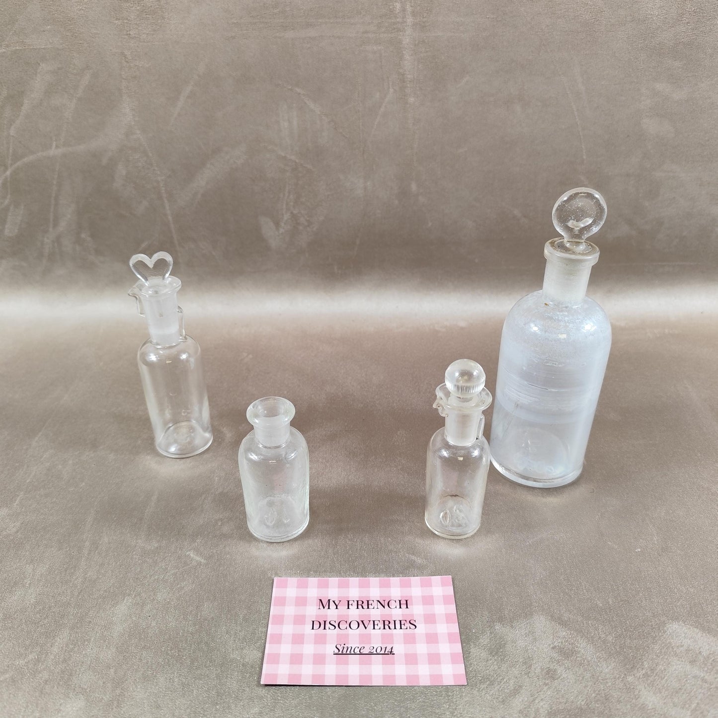 Lot de 4 anciens flacons en verre avec bouchons Apothicaire laboratoire vintage