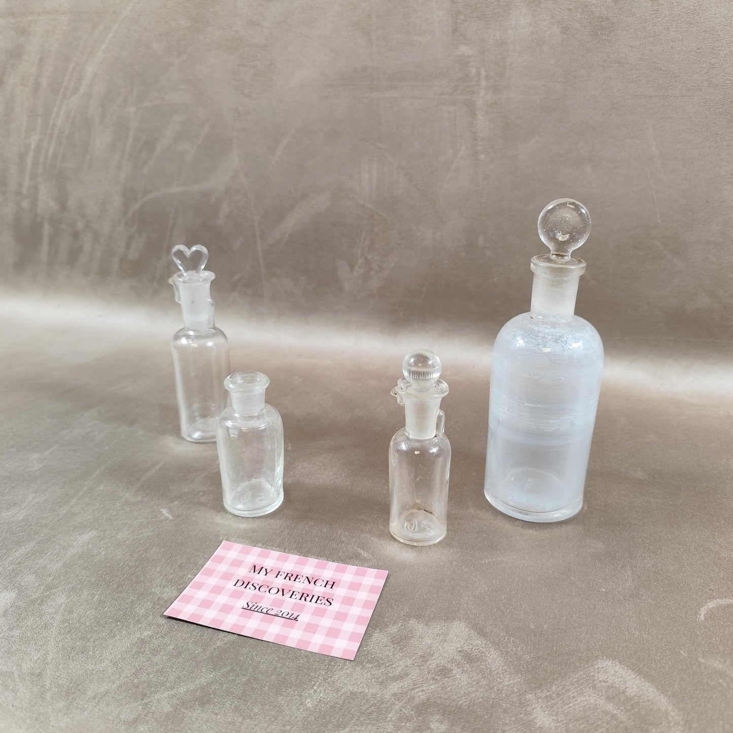 Lot de 4 anciens flacons en verre avec bouchons Apothicaire laboratoire vintage