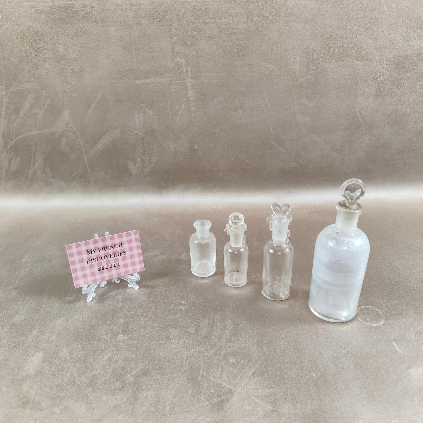 Lot de 4 anciens flacons en verre avec bouchons Apothicaire laboratoire vintage