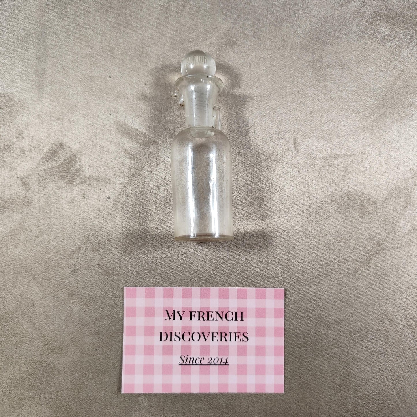 Lot de 4 anciens flacons en verre avec bouchons Apothicaire laboratoire vintage