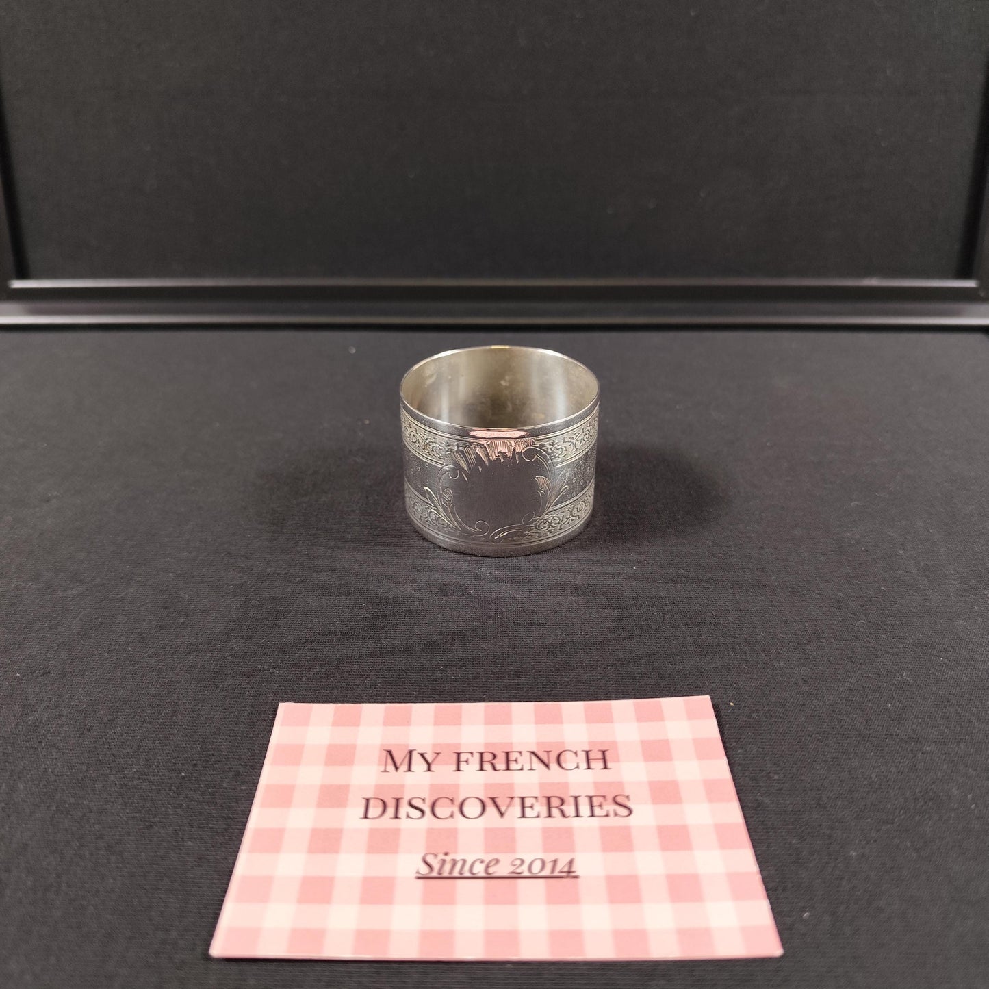 Rond de serviette en métal argenté gravé Décor floral Art de la table