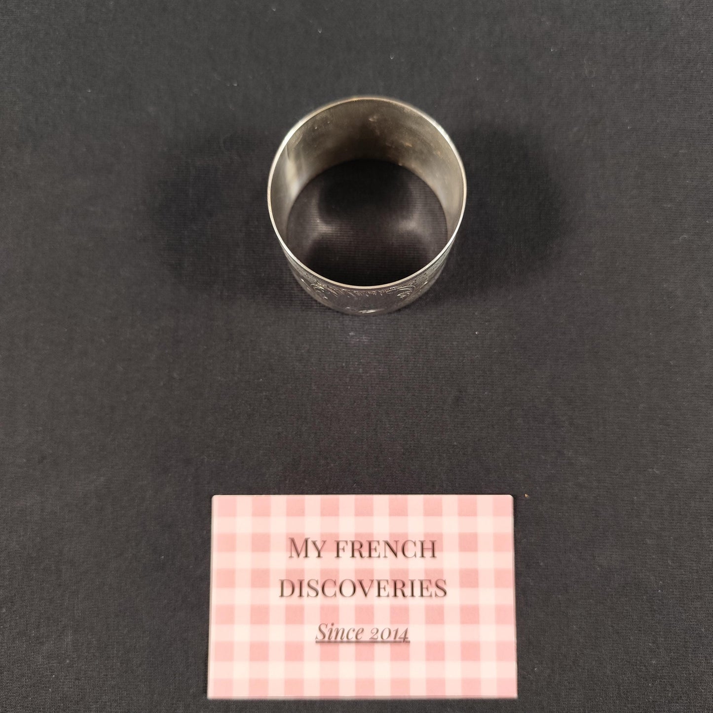 Rond de serviette en métal argenté gravé Décor floral Art de la table