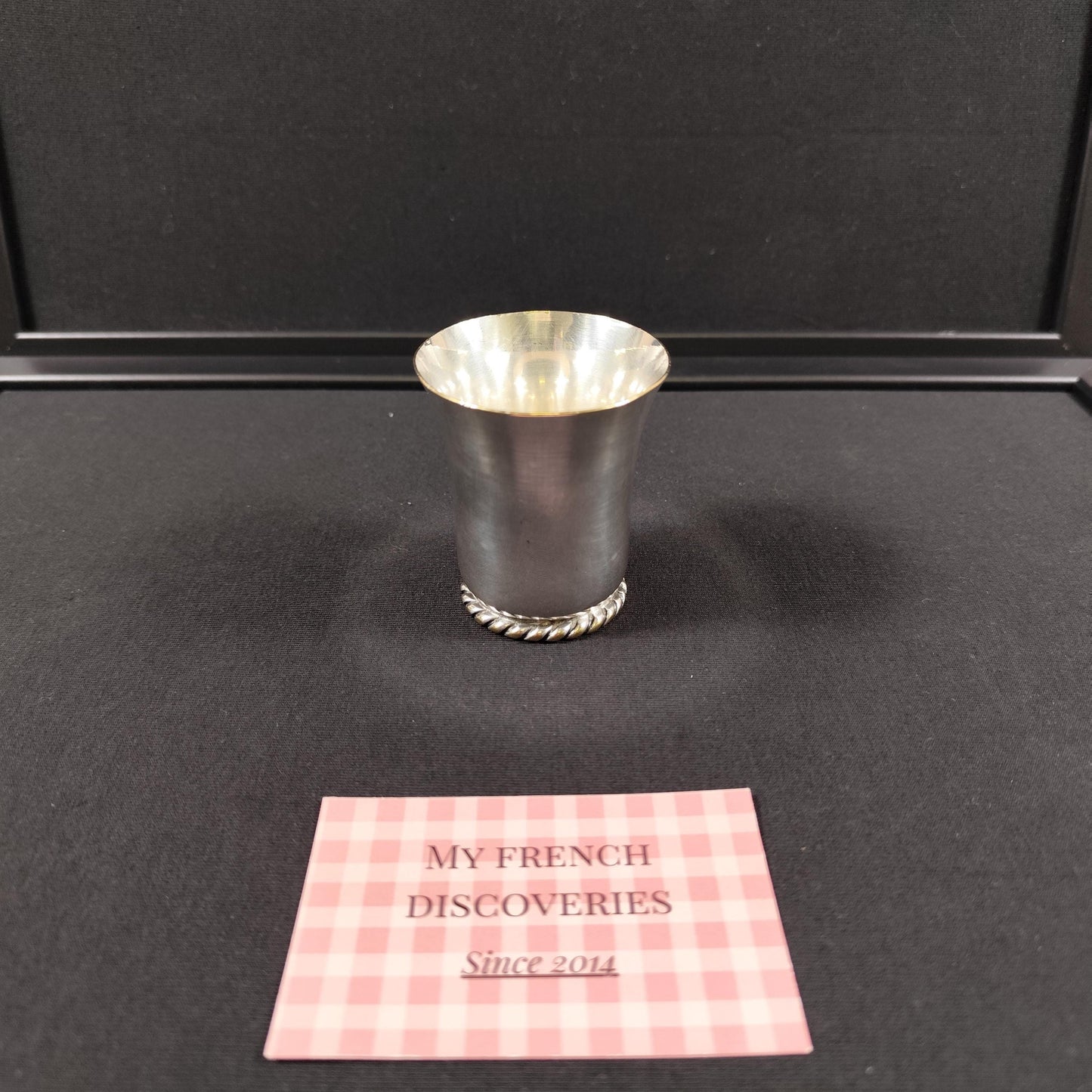 Timbale en métal argenté avec poinçon d'orfèvre Base torsadée Art de la table