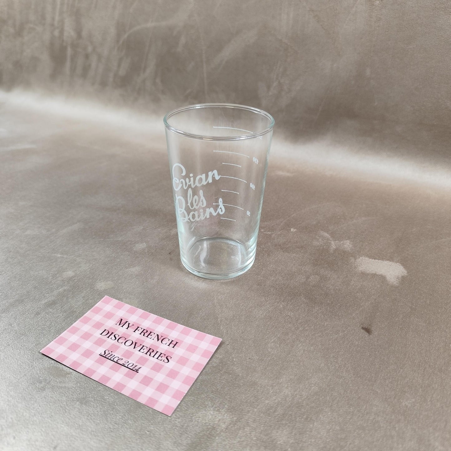 Verre de curiste Evian les Bains avec étui en paille Verre gradué Thermalisme