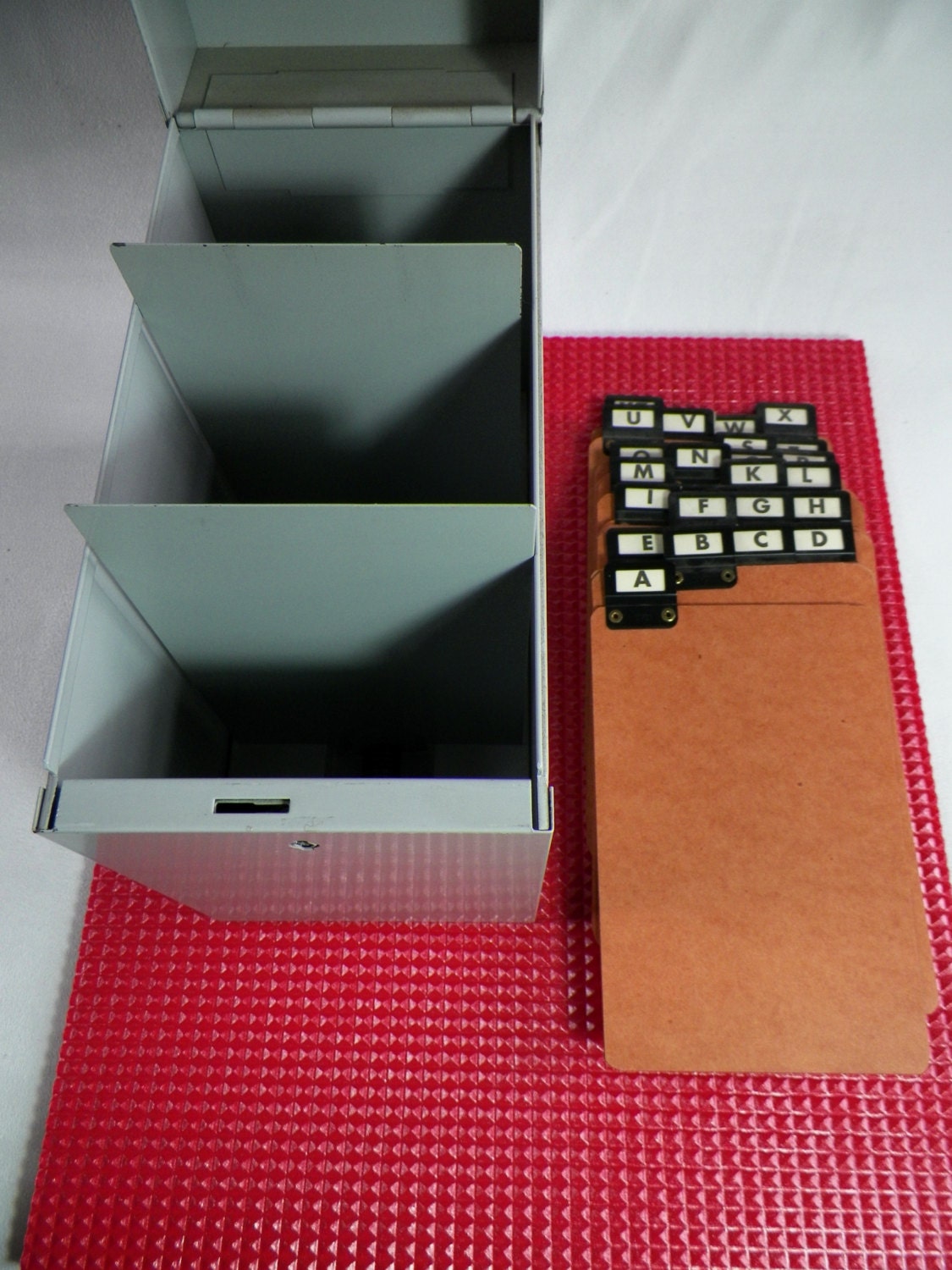 FLAMBO grey metal index card box with set of cardboard alphabetical dividers and its key | Vintage Industrial Design 1970 | FRANCE