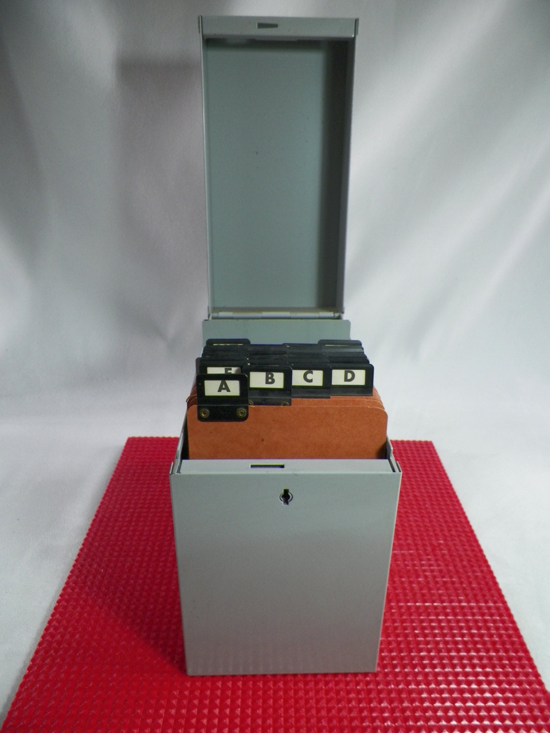 FLAMBO grey metal index card box with set of cardboard alphabetical dividers and its key | Vintage Industrial Design 1970 | FRANCE