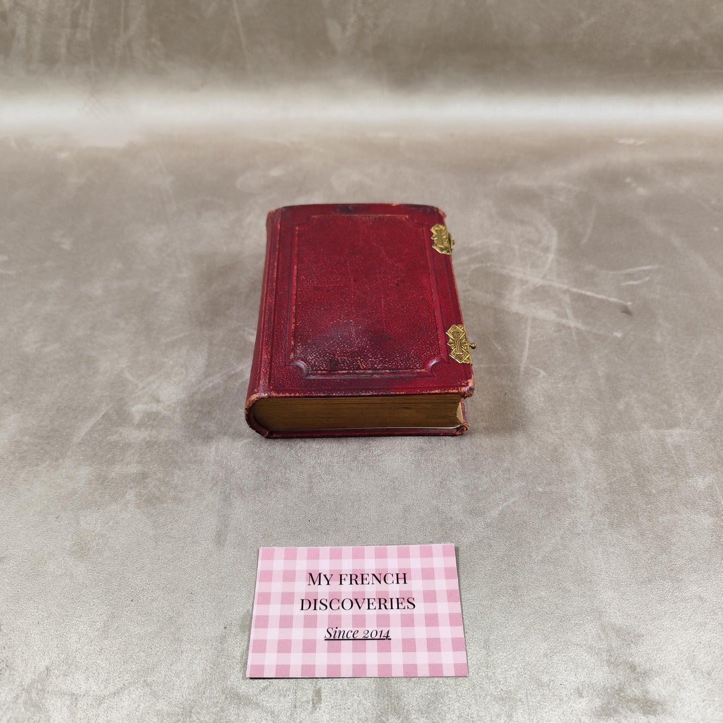 Petit album photo ancien en cuir rouge avec fermoir laiton Format 6x9