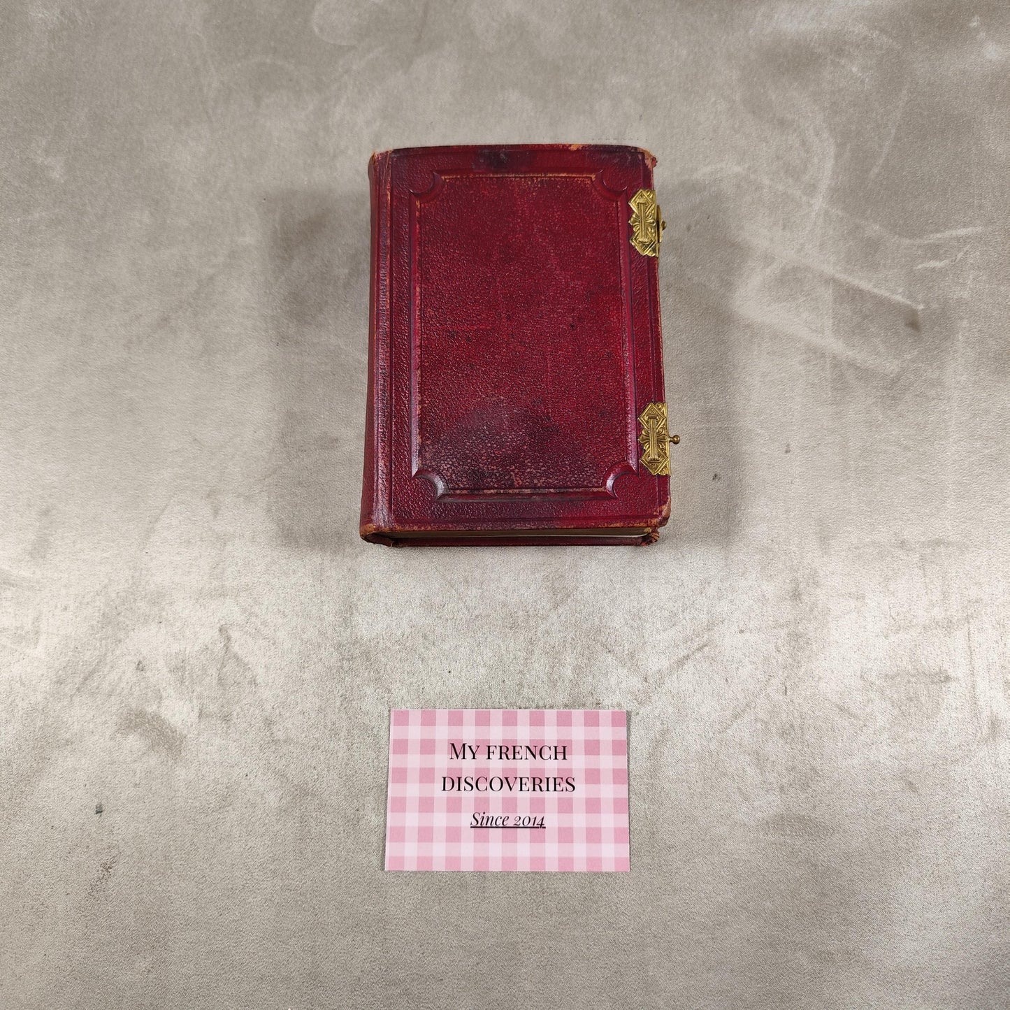 Petit album photo ancien en cuir rouge avec fermoir laiton Format 6x9