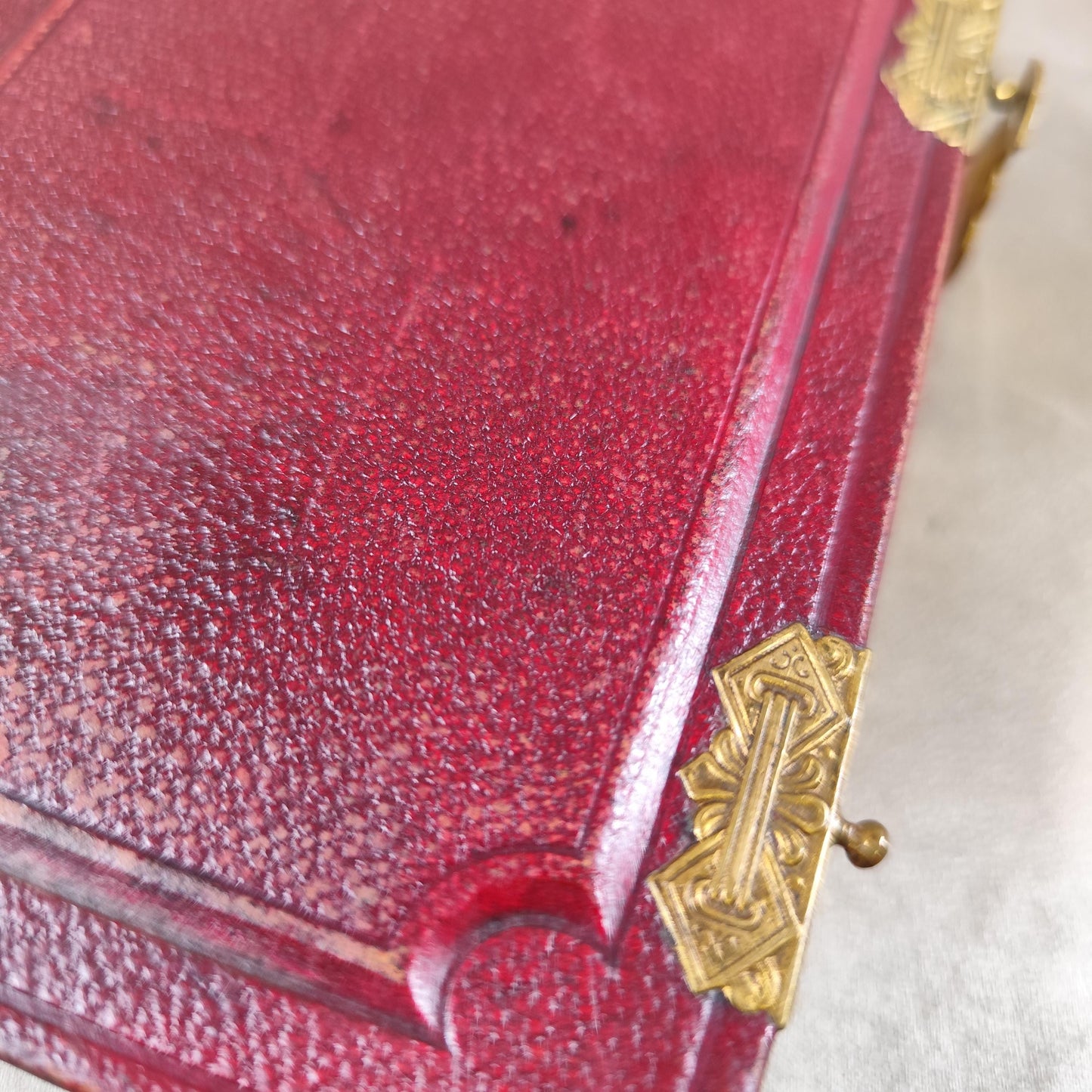 Petit album photo ancien en cuir rouge avec fermoir laiton Format 6x9