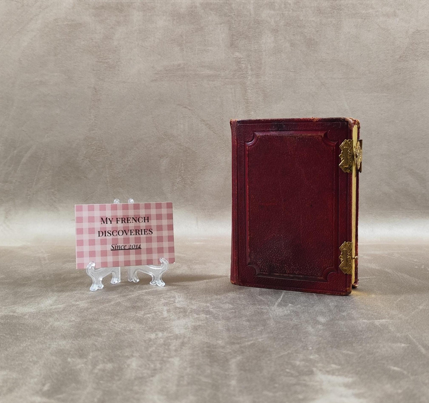 Petit album photo ancien en cuir rouge avec fermoir laiton Format 6x9