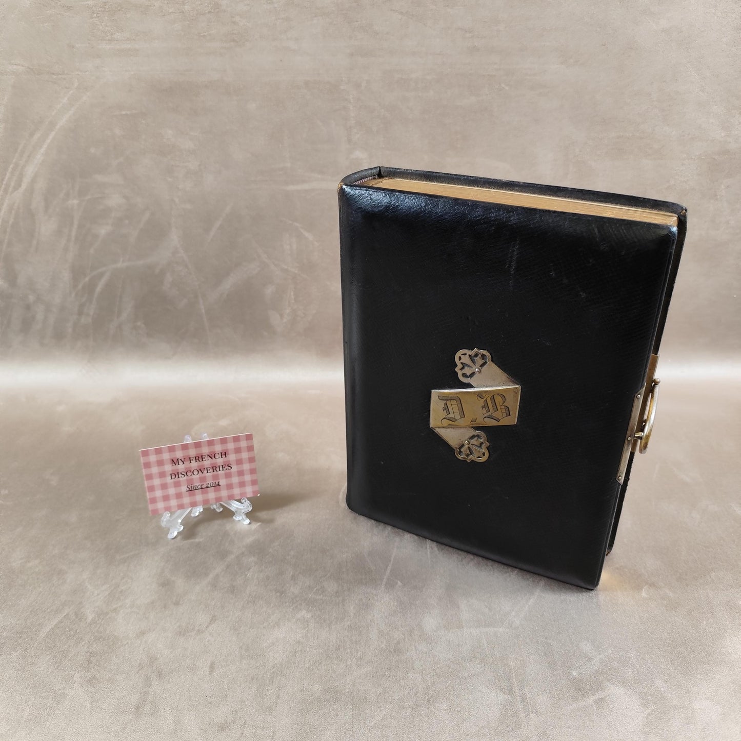 Album photo ancien en cuir noir avec fermoir métal monogrammé Format 6x9