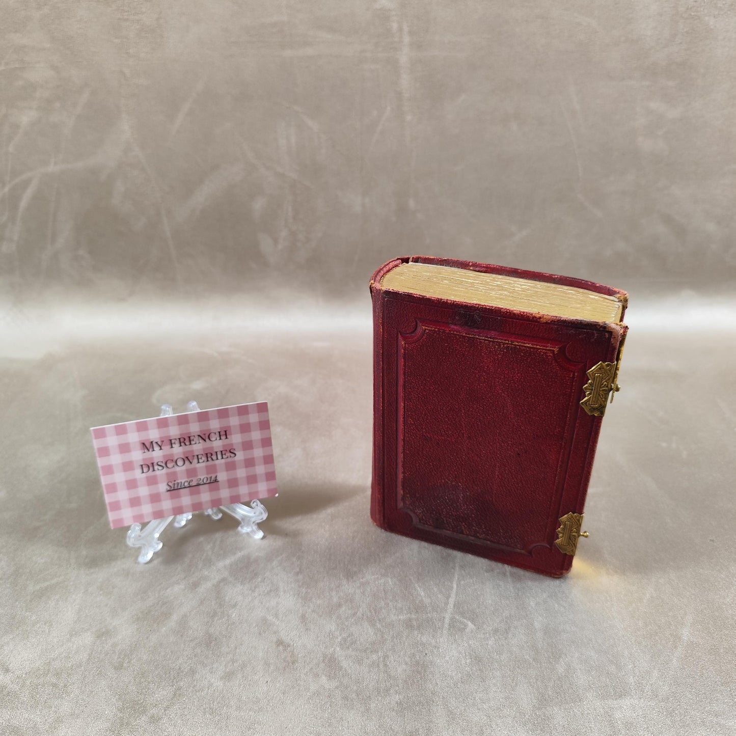 Petit album photo ancien en cuir rouge avec fermoir laiton Format 6x9