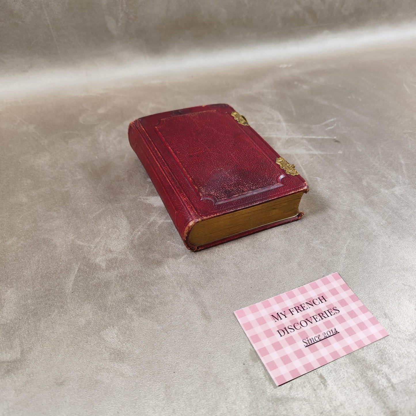 Petit album photo ancien en cuir rouge avec fermoir laiton Format 6x9