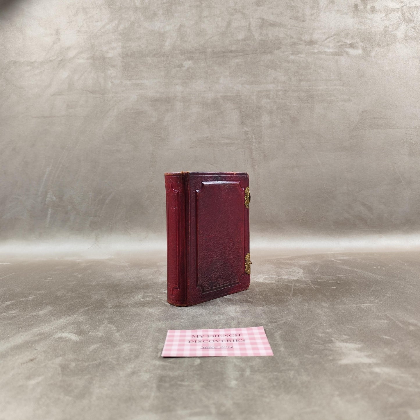 Petit album photo ancien en cuir rouge avec fermoir laiton Format 6x9