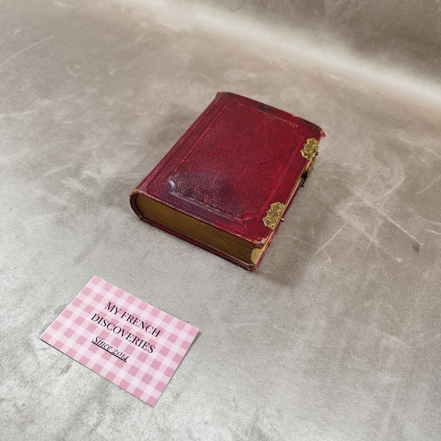 Petit album photo ancien en cuir rouge avec fermoir laiton Format 6x9
