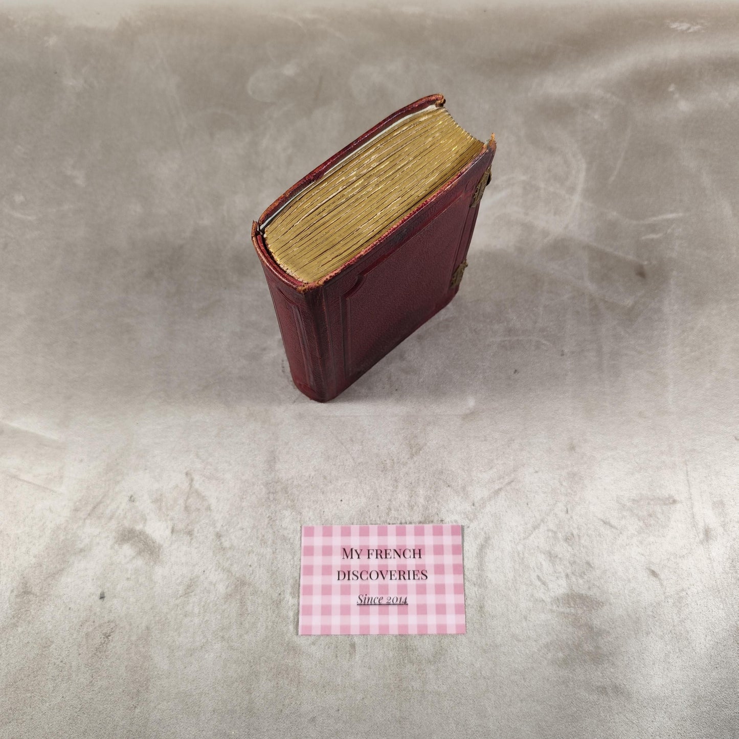 Petit album photo ancien en cuir rouge avec fermoir laiton Format 6x9