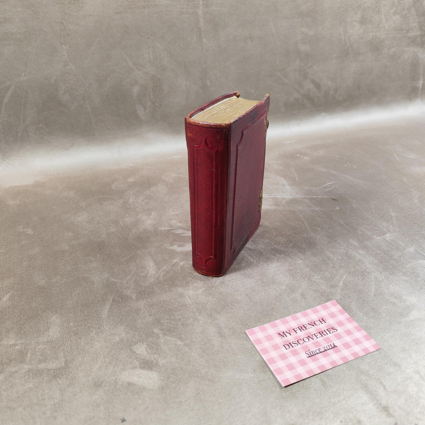 Petit album photo ancien en cuir rouge avec fermoir laiton Format 6x9