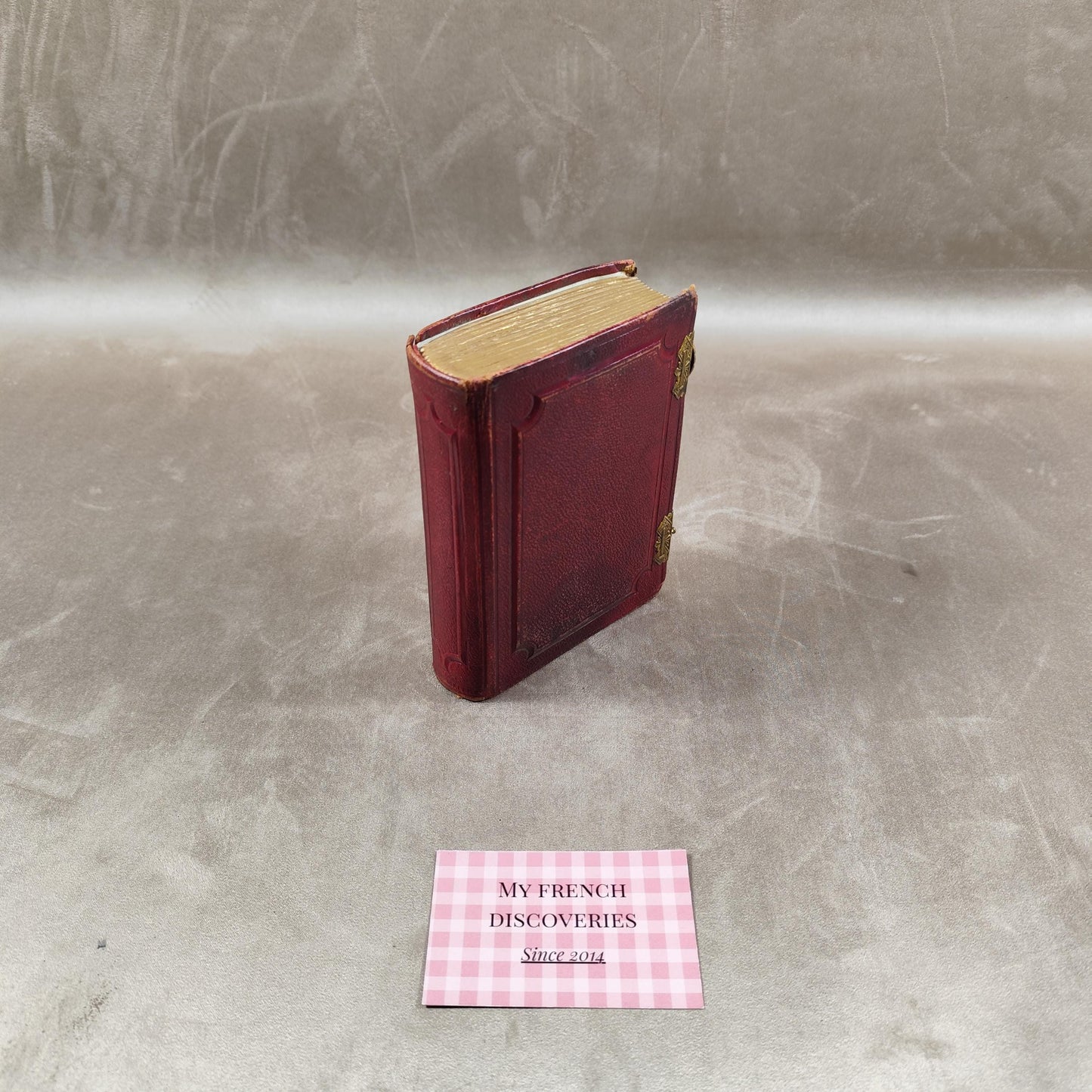 Petit album photo ancien en cuir rouge avec fermoir laiton Format 6x9