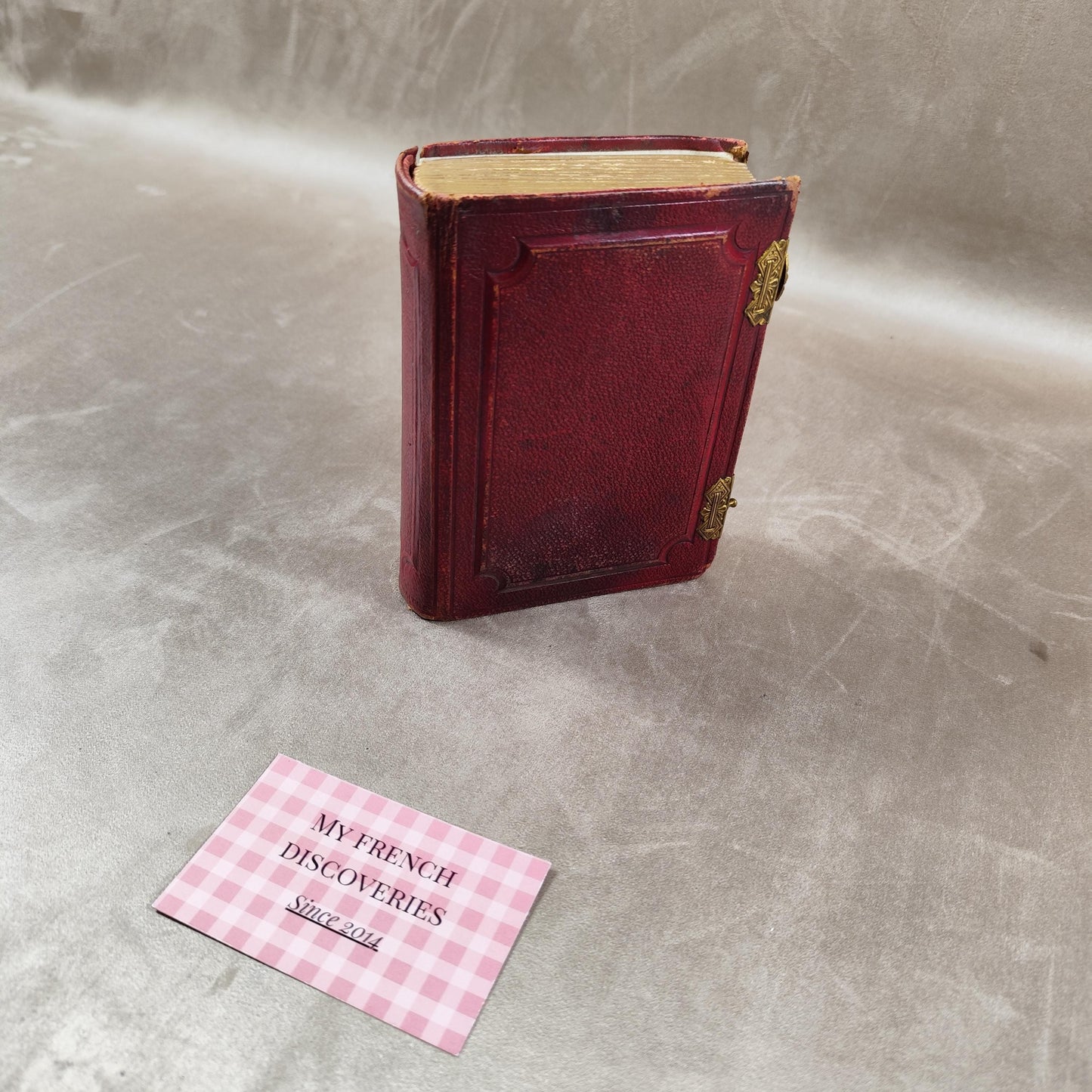 Petit album photo ancien en cuir rouge avec fermoir laiton Format 6x9